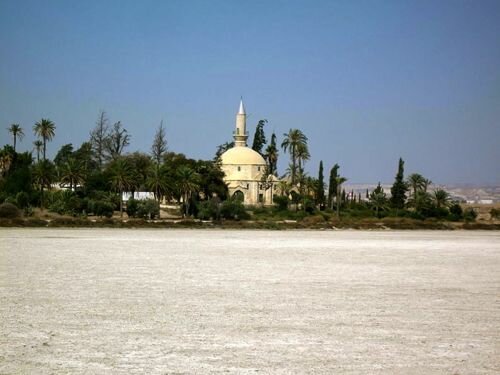 800px-Cyprus_-_Larnaka_Hala_Sultan_Tekke_and_salt_lake