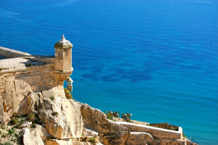 Santa Barbara Castle on Mount Benacantil in Alicante. Explore the Costa Blanca with an Alicante Airport car hire.